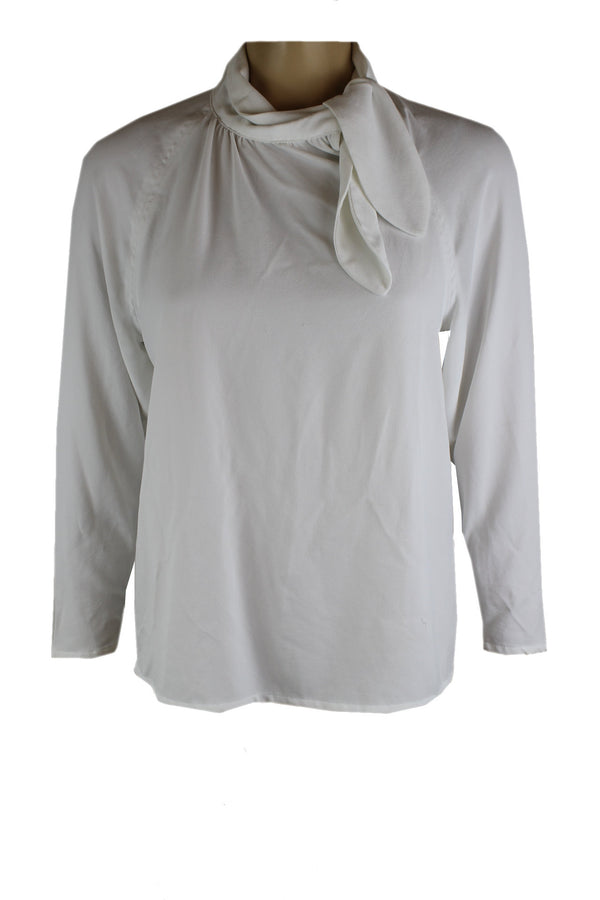 Caroline Biss blouse met een sjaalhals.