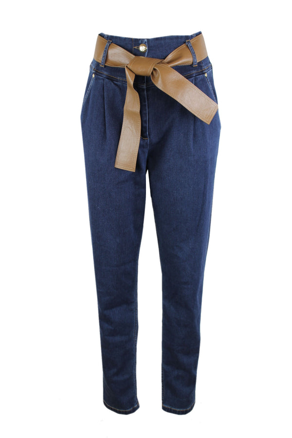 Caroline Biss donkerblauwe denim met een hoge taille.