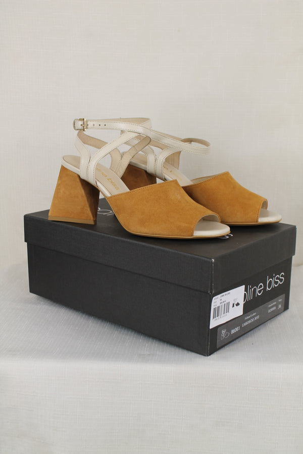 Caroline Biss schoen Camoscio, verkrijgbaar in suède camel en suède blauw.
