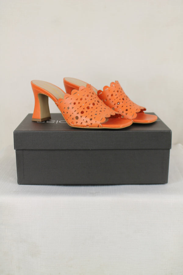 Caroline Biss muiltje, verkrijgbaar in garda flame en metallic laminato.