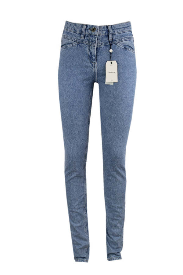 Sandwich lichtblauwe jeans.