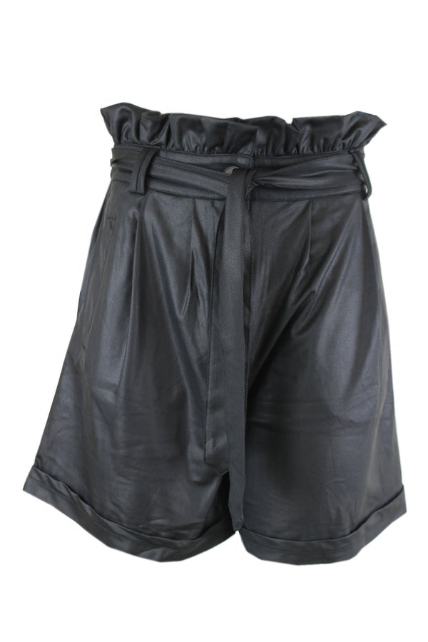 Amaya gevoerde short Nikki.