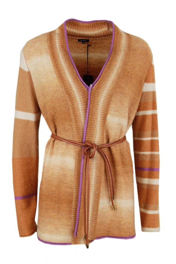 Caroline Biss vest met een leatherlook koord om het middel.