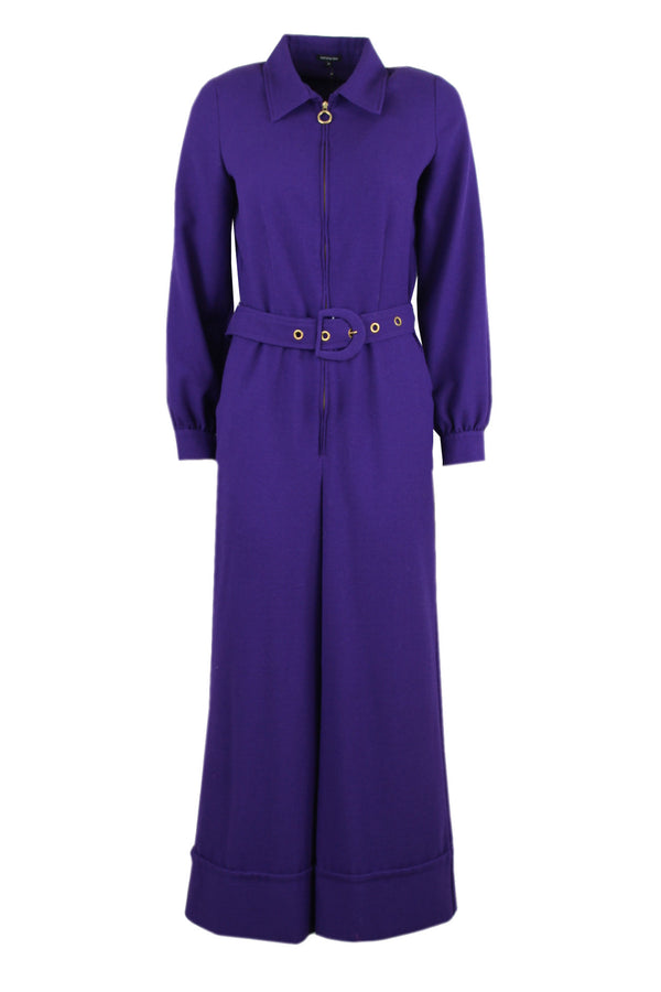 Caroline Biss paarse jumpsuit.