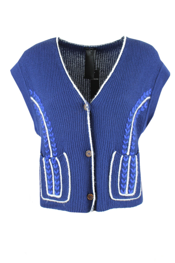 Caroline Biss gilet met gehaakte details, verkrijgbaar in de kleuren blauw en beige.