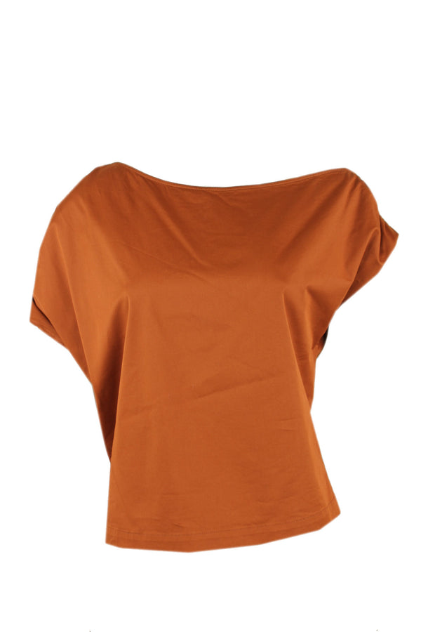 Caroline Biss blouse met een boothals.
