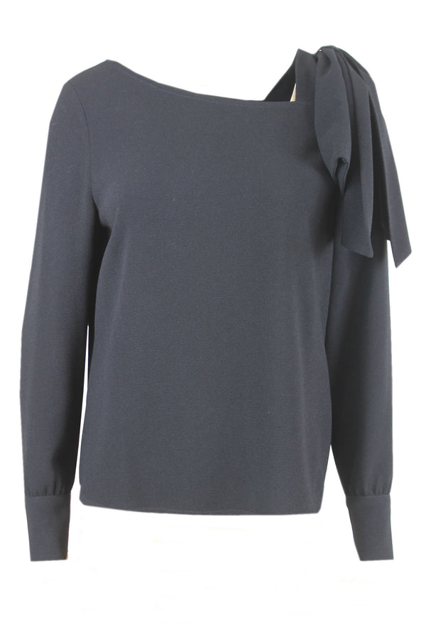Caroline Biss blouse met een afneembare grote strik.
