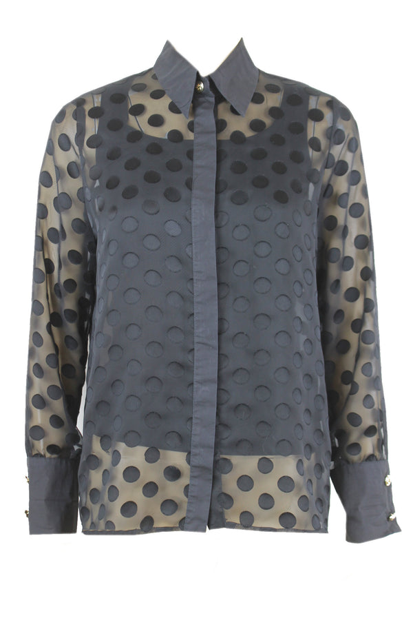 Caroline Biss blouse met een blinde knoopsluiting.