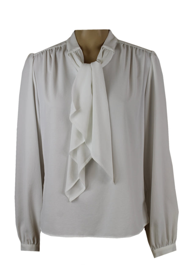 Caroline Biss blouse met een striksjaal.