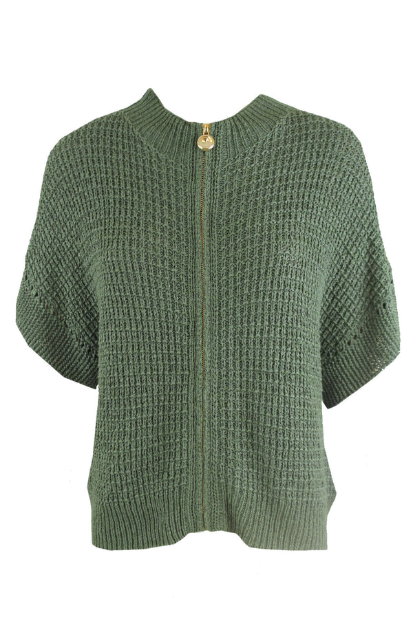 Caroline Biss vest met een siersteek gebreid.