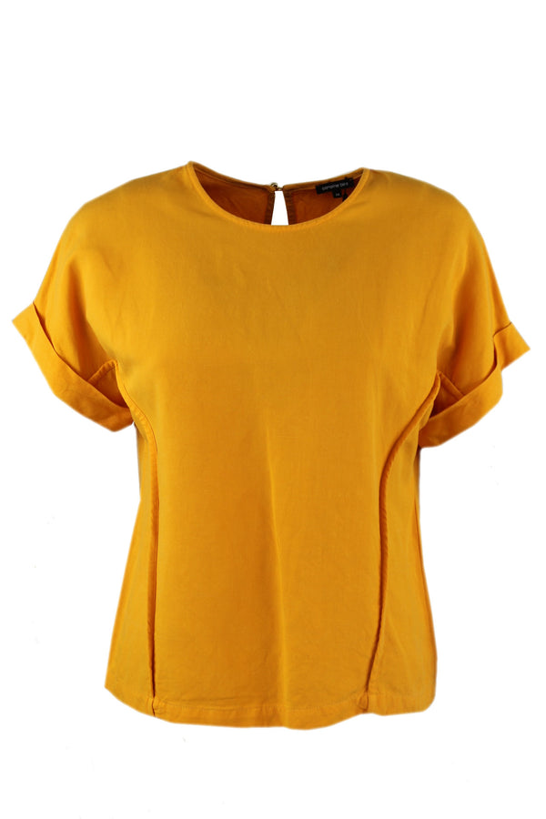 Caroline Biss oranje blouse.