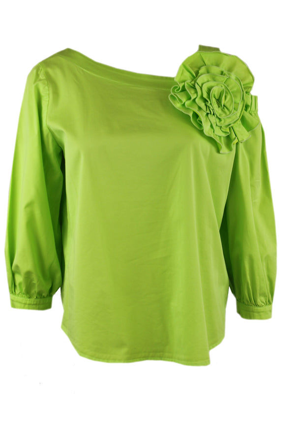 Caroline Biss blouse met een open schouder.