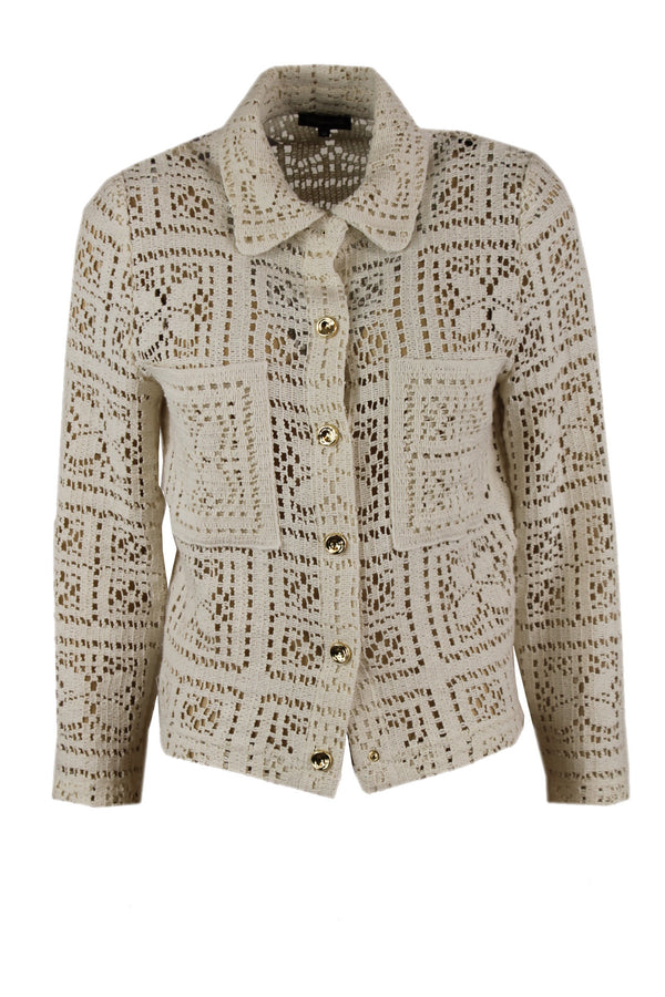 Caroline Biss opengewerkte blouse.