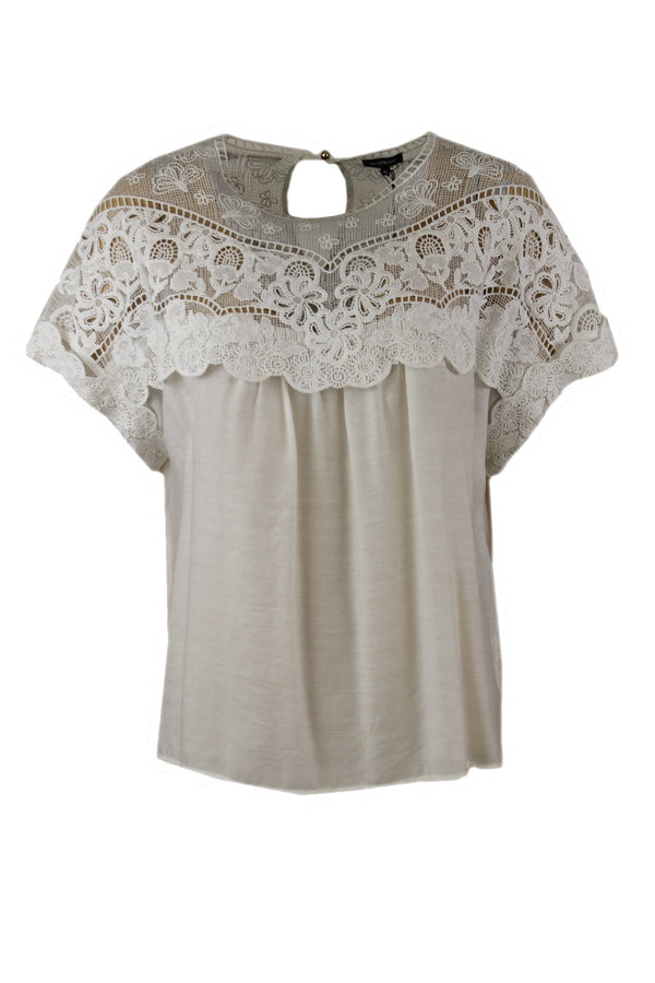 Caroline Biss blouse met een bovenstuk van kant.