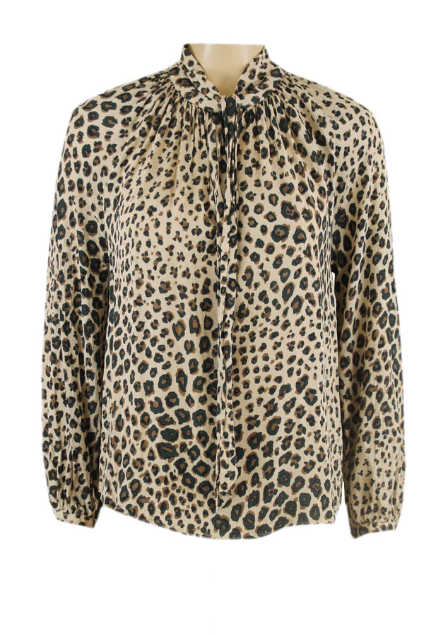 Caroline Biss blouse met een striksjaal.
