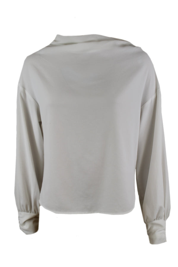 Caroline Biss witte blouse.