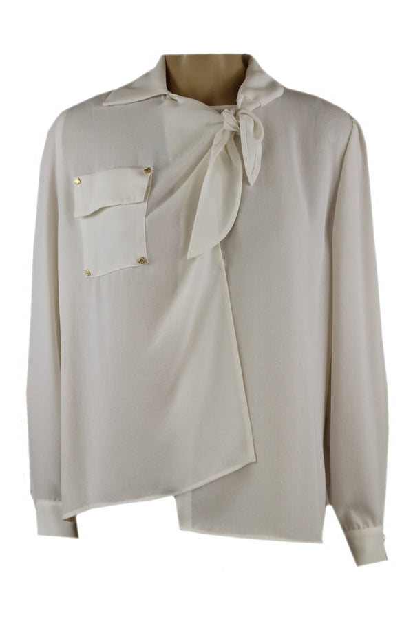Caroline Biss blouse met een striksjaal.
