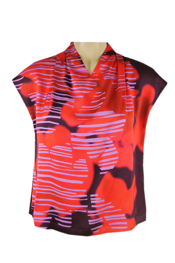 Caroline Biss rode blouse met een print.