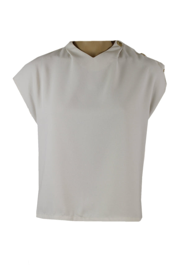 Caroline Biss blouse met goudkleurige knopen op de schouder.