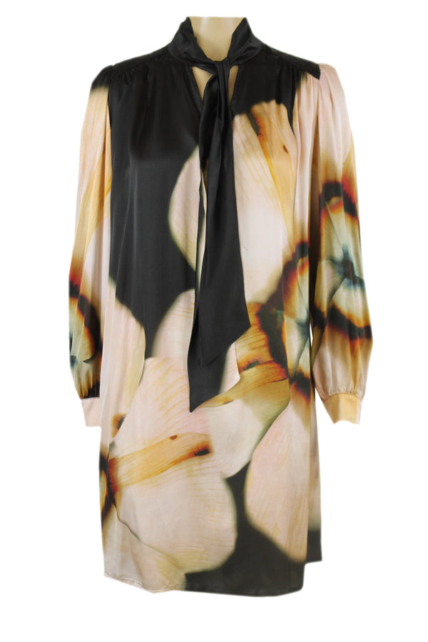 Caroline Biss zwarte jurk met een print.