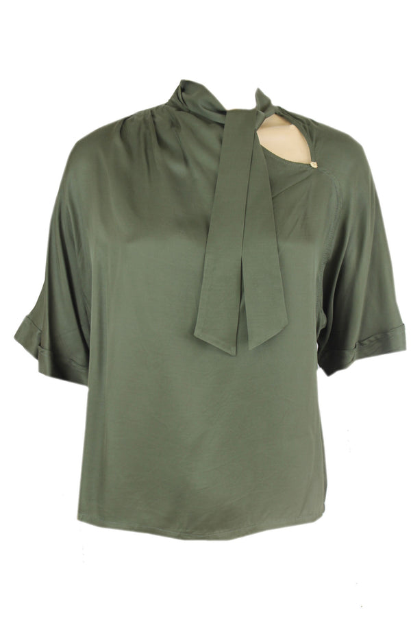 Caroline Biss blouse met een schuine hals en een striksjaal.