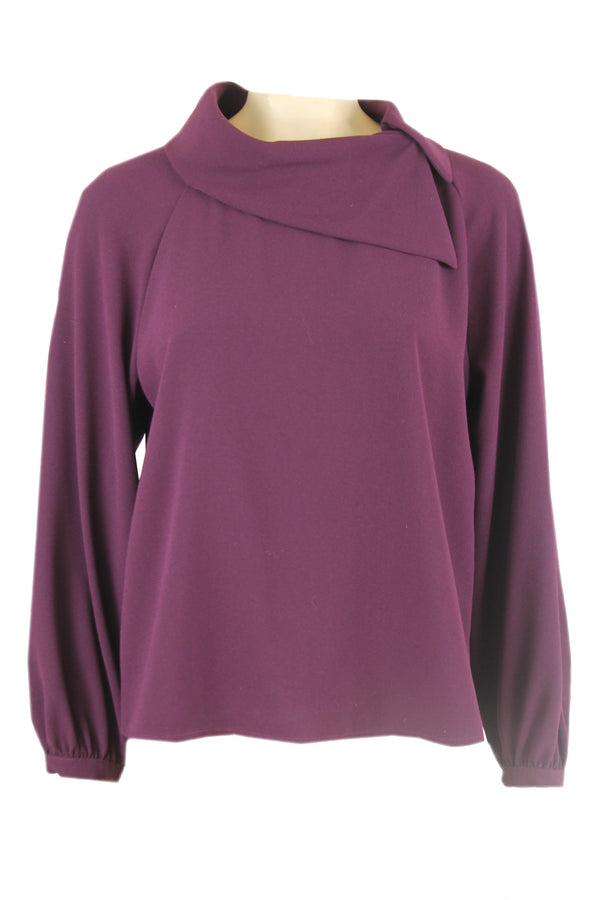 Caroline Biss blouse met een schuine kraag.