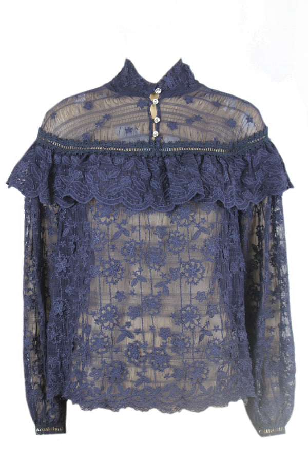 Caroline Biss transparante blouse met gehaakte bloemen.