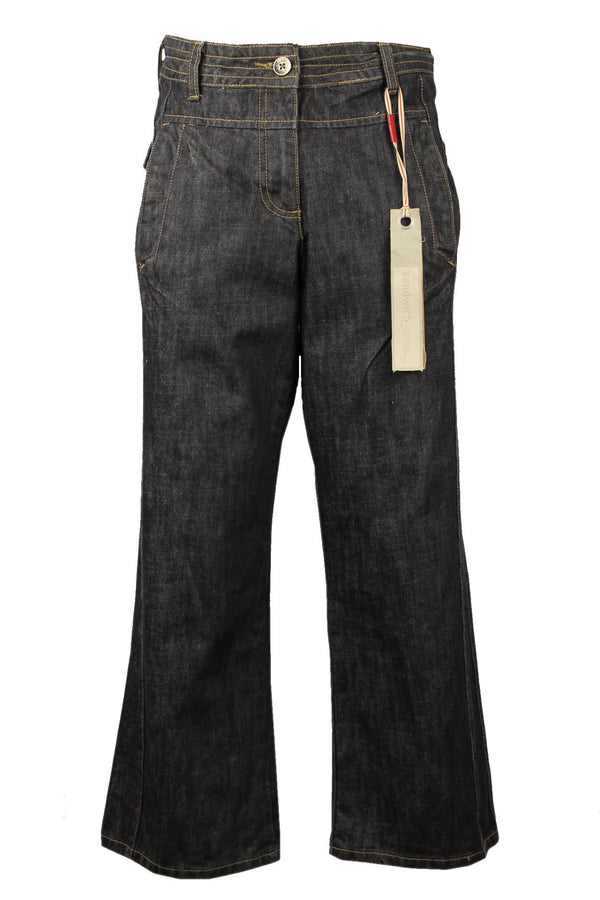 Sandwich donkerblauwe broek.