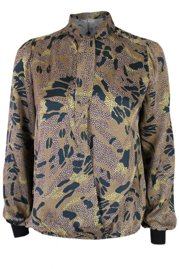 Summum lichtbruine blouse met een artistiek design.