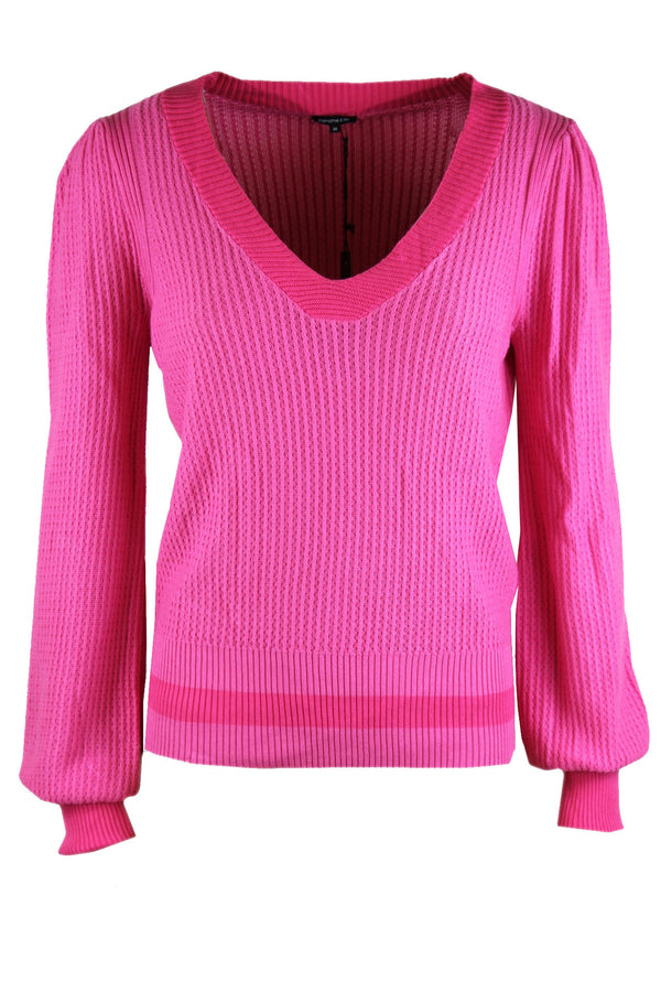 Caroline Biss roze trui met een ruime v-hals.