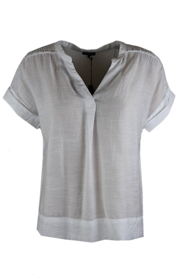 Caroline Biss witte blouse met gesmokte schouders.
